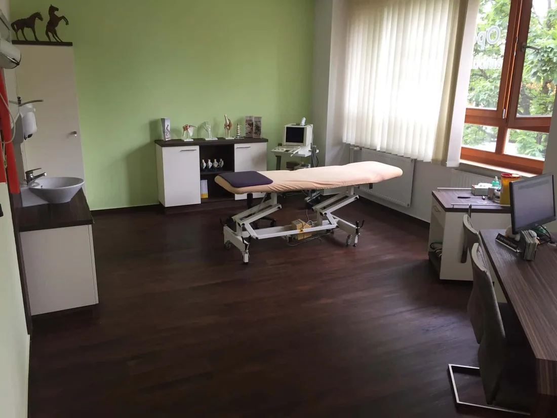 Behandlungsraum mit Behandlungsliege und Ultraschallgerät