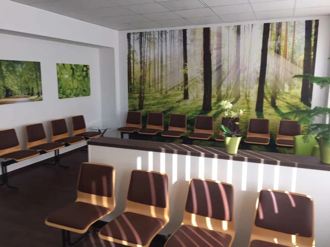 Wartezimmer mit Sitzbänken